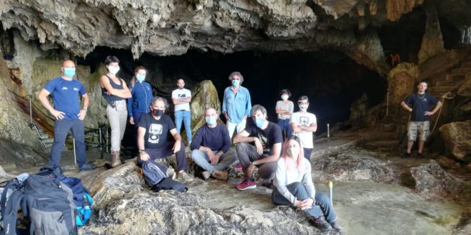 Fotografia di gruppo alle grotte con Enzo Favata e Peghin