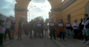 Gli studenti universitari di Cagliari protestano fuori dal cantiere di Viale La Playa