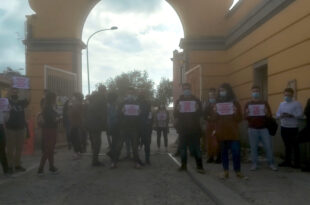 Gli studenti universitari di Cagliari protestano fuori dal cantiere di Viale La Playa