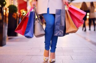 Shopping di Natale tra strade piene e assembramenti