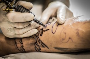 Nuove regole per tatuaggi e trucco permanente