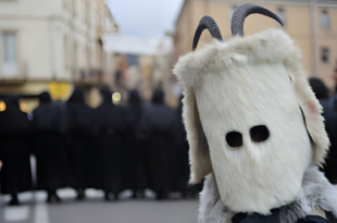 Carnevale: i mille volti dei riti e delle sfilate in Sardegna. Su corongiau la maschera tipica di Laconi