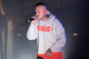 il rapper Lazza autore dellalbum piu venduto in Italia nel 2022 e del brano sanremese di successo Cenere.