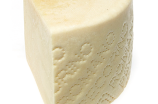 Formaggio Pecorino Romano Dop battuto dal Cacio Romano