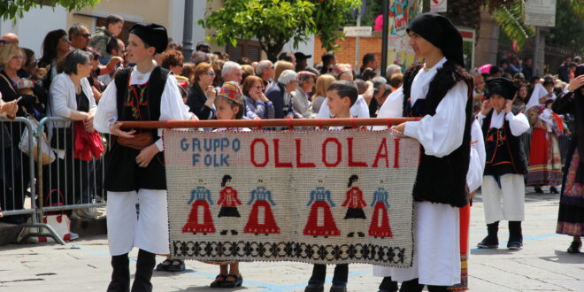 Ollolai celebra le maschere etniche sarde con la sfilata Viseras