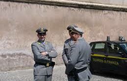 guardie di finanza in uniforme