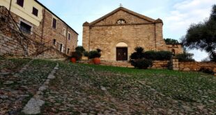 Chiesa Affollata per la Celebrazione di San Paolo di Monti