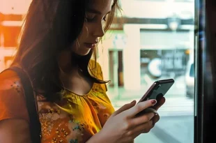 ragazza con lo smartphone